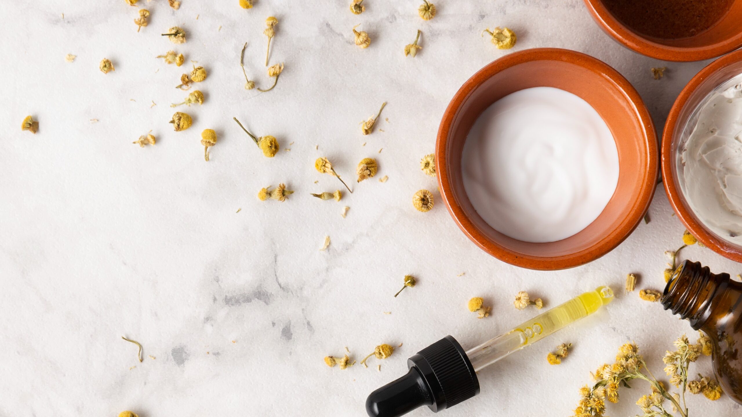 Cremas faciales naturales y serums de fitoterapia artesanal de Productos Rayün.